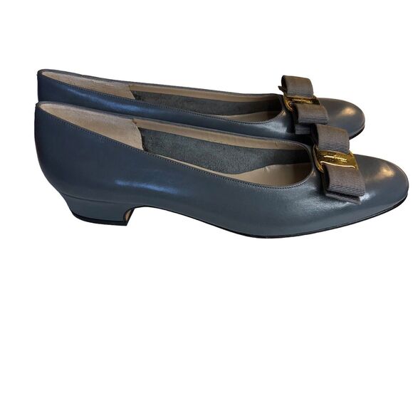 Salvatore Ferragamo Lilla Classic Pump 6.5 New In Box
FITS LIKE A 5!!! - Picture 3 of 9